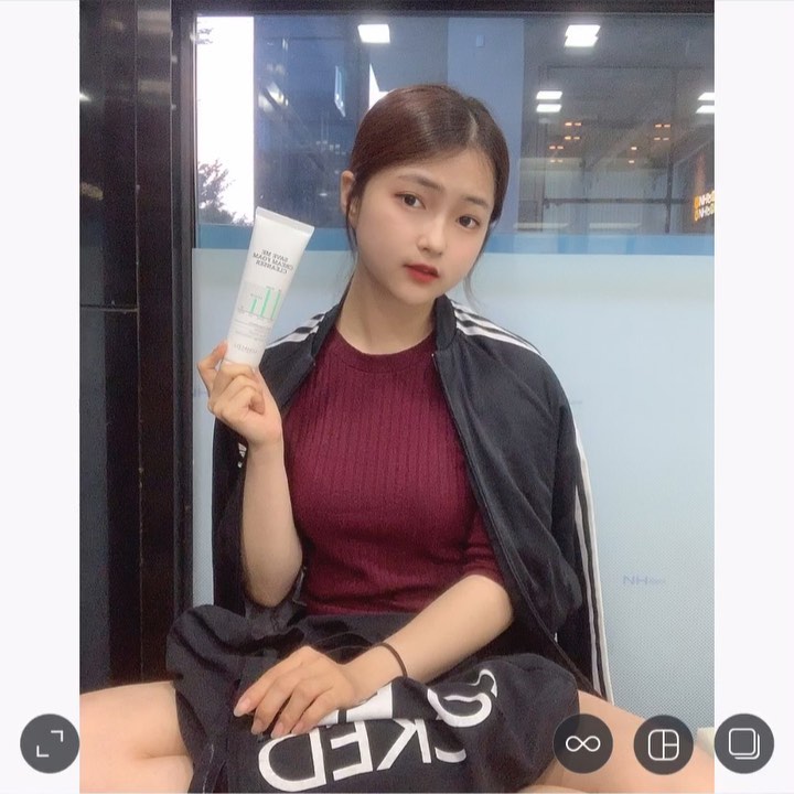 Yeeun on Instagram: “약산성에 미세먼지 차단 기능까지🤭‼️
불투명하고 쫀쫀한타입으로 윤기있는 피부를 만들어주는 [로하셀 세이브 미 크림 폼클렌저] !!
요즘 같이 하루종일 자외선에 무자비하게 공격당해도 커버해준댜😭👍🏻”