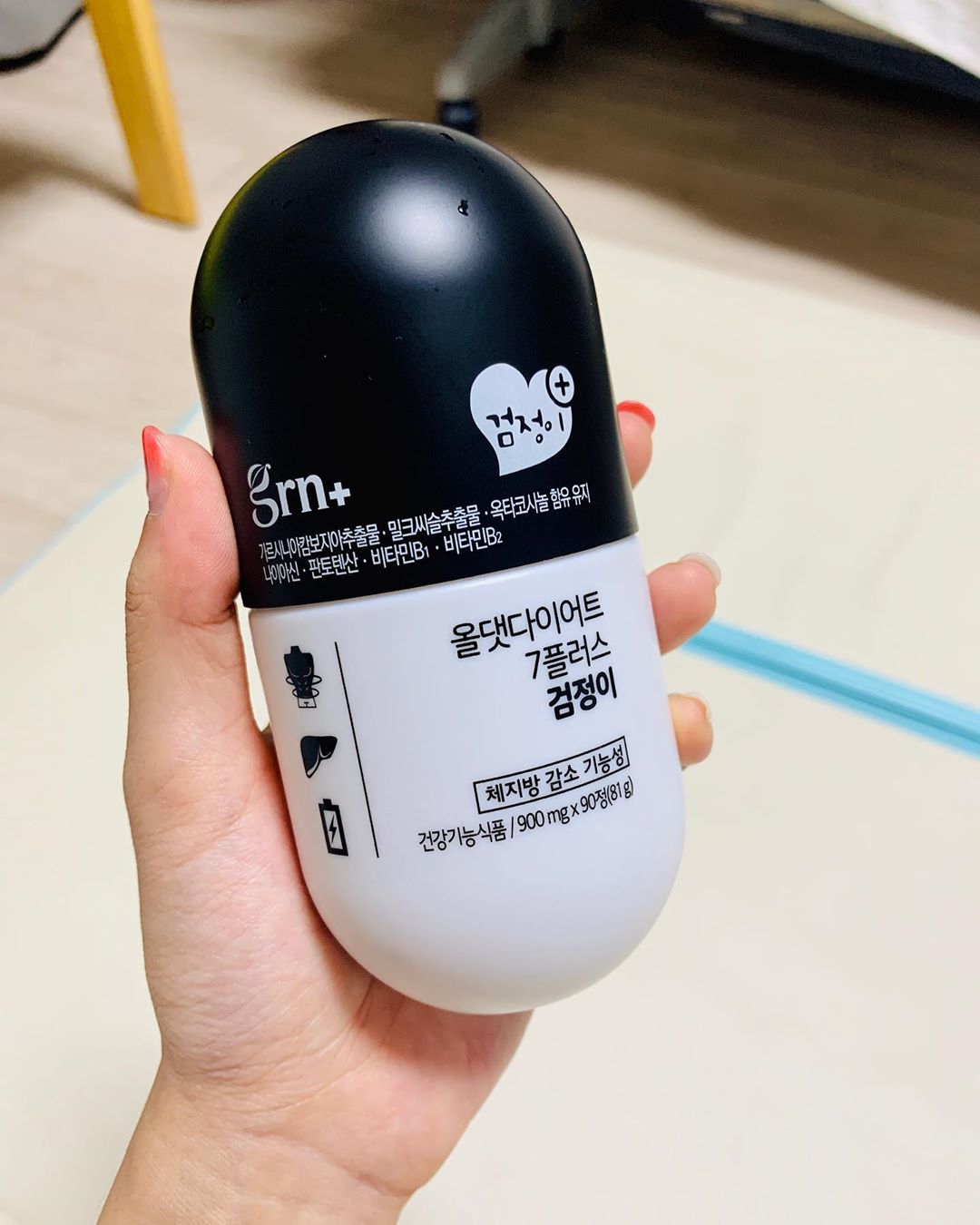 Jinseon Mary Seo on Instagram: “깜장깜장 여보꺼  색깔은 하늘이만큼이나 으으 맛없어보임🤣 지알엔 효과인지 일주일 지나고 나니까 아침도 차려주고 서우 밥먹이는 동안 설거지도 해줌🤭 간 건강 개선에도 효과가 있다하니 믿어보겠음👍 . . #grn #지알엔 #grn다이어트 #grn검정이…”