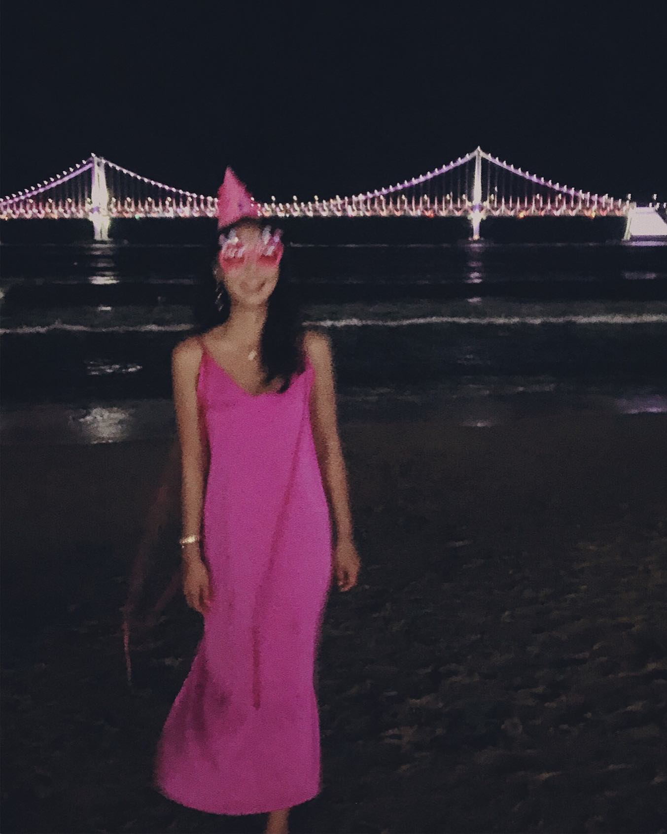 ⠀
#20190812
광안리 밤바다와 파도소리와 꾀꼬리 생일노래와 멀리서 터지는 불꽃놀이의 콜라보는 생일의 화려함을 더해주었고
마침 입고 있던 핑크원피스 마저 나를 핑크공주로 만들어주는 바람에 더욱 더 완벽하고 행복한 생일을 맞이하였당
해삐 다니 데이!💕
⠀