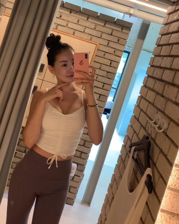 마니언니🌷서른살 백수의 도전기 on Instagram: “오늘도 진짜 폭염💦🥵🥵 더워요 💦💦물 많이 드세요 🌴🌴 네모팬티 입어보셨나용??ㅋㅋㅋㅋㅋㅋ 힙업된다는 광고도 있고ㅋㅋㅋ 그냥 운동할때  편할거같아서 입어봤는데 힙업은 모르겠고 편하네용  남자된기분들음 💪🏻💪🏻ㅋㅋㅋㅋㅋㅋ . . . #마니언니 #운동…”