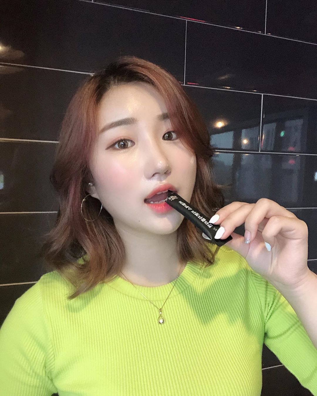 롱보드_LYN.J [아린]🇰🇷 on Instagram: “# (엽기주읰ㅋㅋㅋㅋㅋㅋ맛없어서가 아니라 너무 셔섴ㅋㅋㅋㅋㅋ) 관리에 힘 써야할 나이가 되면서 이런저런 이너뷰티에 관심이 많아졌어요....🤨 더운 여름날 2일 1팩도 실천하면서 피부관리에도 힘쓰고 있는데, 거품가를 뺀 실속있는 가성비 제품을 제공하는…”