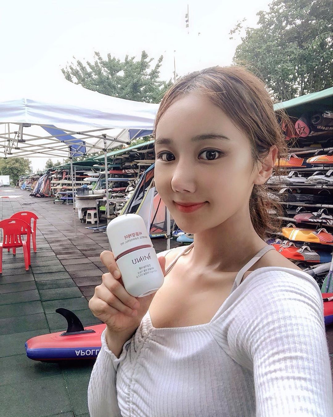 려은😙 on Instagram: “운동도 중요하지민,음식도 중요하고,  장건강도 신경써줘야 함☺️알로에전잎, 난소화성말토덱스트린성분은 (식후혈당상승억제 해주는 효과)프로바이오틱스 성분도 건강함!효과는 금방 나타나서 하루를 좀더 가볍게 활동할 수 있어서 좋아요🧘‍♂️ #옆구리살…”