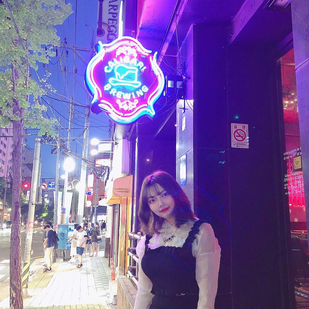 소정 on Instagram: “광안리 근처 분위기 깡패 피자맥주집 🍕 #칼리가리박사의밀실 ⠀ 네온사인 간판으로 시작하는 입구부터 친절한 사장님과 직원분들 그리고 맛있는 피자와 여러종류의 수제맥주 🍺 ⠀ 피자도 이쁘게 생겨서 먹기 넘 아깝구 .. 내가 먹은건 칼리가리의 베스트…”