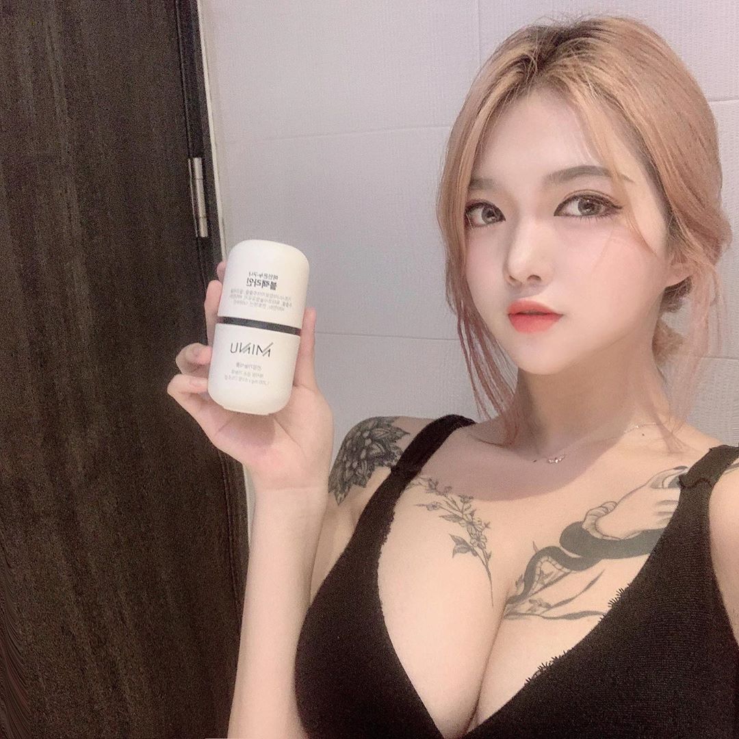 김청아 on Instagram: “우리 오빵이가 더 탐내는 미누 블랙라인 .. 🤨 요 며칠동안 과음해서 일 할때 힘들어 죽을뻔 했는데 이거 먹고 진짜 쌩쌩해짐  ㅠㅠㅜㅠ 오빠랑 운동갈때도 이거 하나씩 챙겨먹으면서 운동하는데  옆에서 더 좋다구 난리 ㅋㅋ 사이 더 좋아졌디롱 ❤️…”