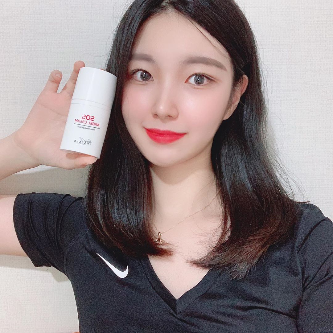 소영짱♥ on Instagram: “제일 안빠지는 턱살 ..!! 너무 스트레스였는데 다이어트와 병행하면서 이 크림으로 매일 마사지해주니 눈에띄게 갸름해졌어요!! (*주의 바르고 눈 비비지 마세요 .. ) 바르고 약간 후끈후끈해지는 느낌이 들 수도 있어요!! 약간 바르는파스 멘x래담…”