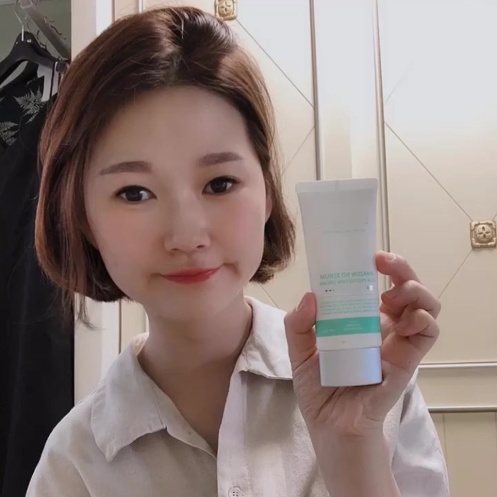 지니 on Instagram: “수업할때 땀이 느므많이 나서 요샌 노메컵! 뽀송뽀송한 선크림하나면 땡 ! 💙
순해서 자극없이 더더좋은 #순녹”