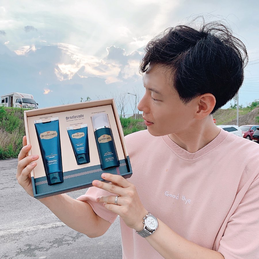 잼잼🍯후니서나 on Instagram: “#젠틀코드 #남친선물 폼앤쉐이빙클렌져/모이스트바디워시/올인원에센스 완전 좋은 구성으로 남자친구 선물용으로 똭✨ (후니 신나서 날아감용➰❤️) . #gentlecode 는 아리따움 Live매장에서 만나보실 수 있습니다(젠틀코드 구매시 쉐이빙 클렌져까지…”