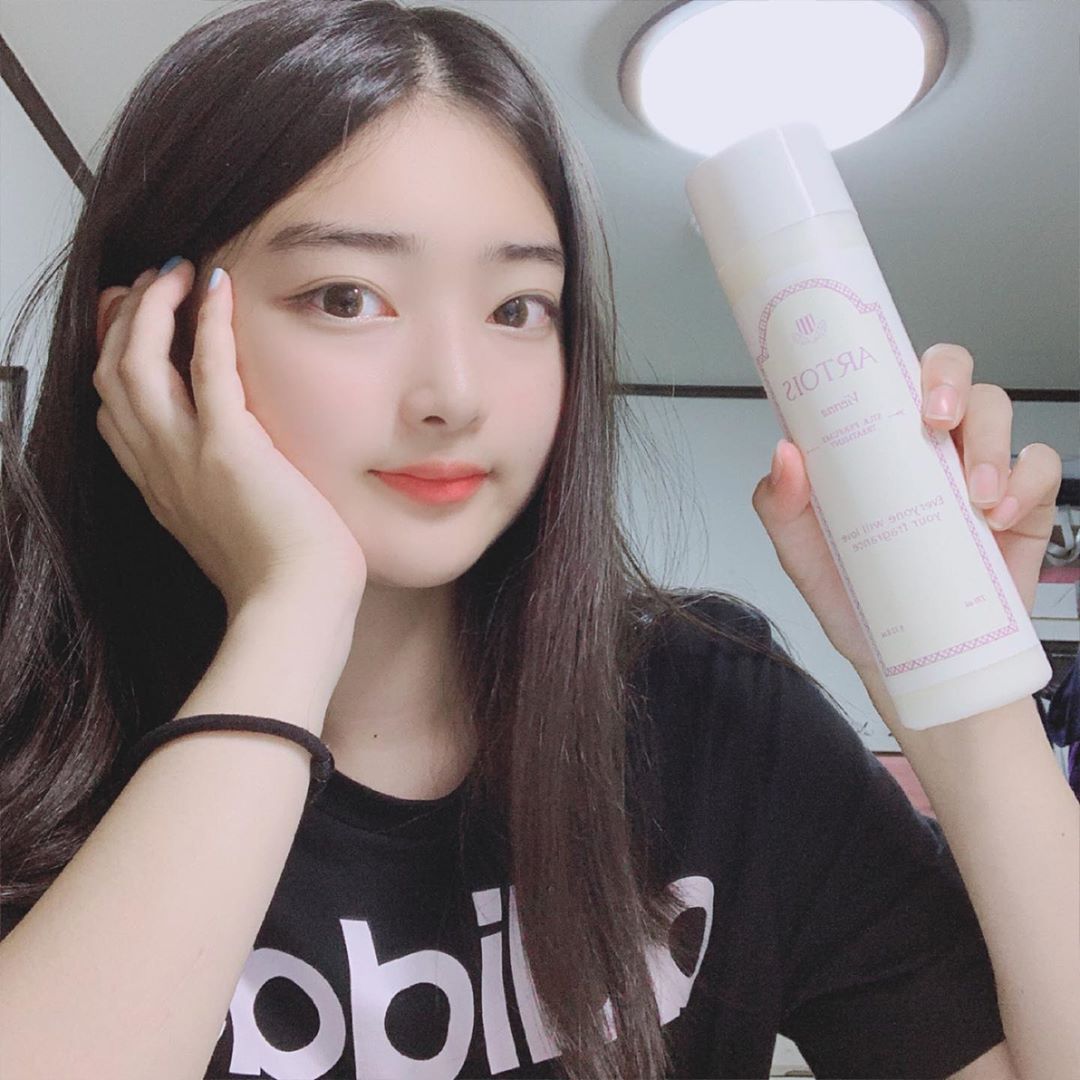 예리 on Instagram: “아르투아 비엔나 실크 퍼퓸 트리트먼트~ 그렇게 좋대서 써봤당 향은 파우더 앤 솝향으로 깊고 성숙한 파우더향 고급스러우면서 부드러운 비누향으로 쓸 때마다 너무 기분 좋아😭❤️ 그리고 이거 쓰니까 머릿결도 찰랑찰랑 해짐 !! 여기 제품은 다 향이 넘…”