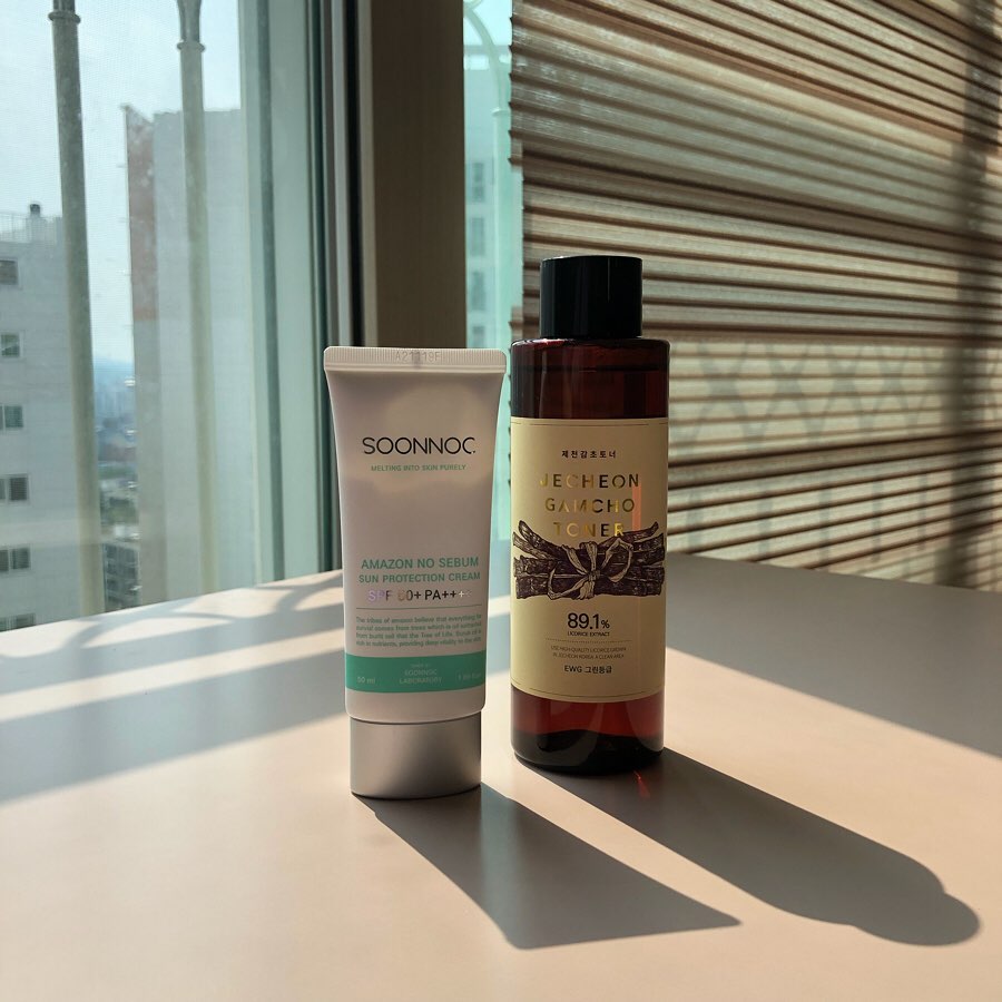 추민지 on Instagram: “선크림 같지 않게 마무리가 뽀송뽀송해☺️ 무기자차 순한 성분에 안심하고 바를 수 있고 바르면 피부톤 화사해지는데  안 바른쪽과 비교하면 확실히 다름! 토너도 순하고 닦토로 사용하기 딱임! 순녹 제품 순해서 눈돌아 가🤪 . . . #soonnoc…”