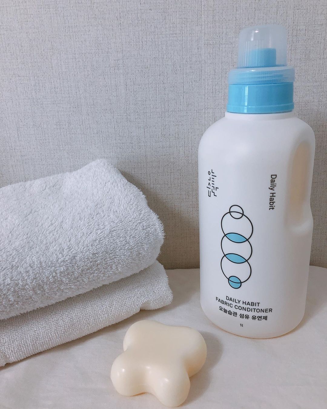 동연맘, on Instagram: “𖤐 
케이스마저 이쁜 섬유유연제,
미세플라스틱 캡슐도 무첨가에  알러지 없는 플로럴코튼향이라 계속 은은해서 너무 좋아요,
⠀
⠀
#오늘습관 #오늘습관섬유유연제 #섬유유연제 #플로럴코튼향 #친환경섬유유연제 #아기섬유유연제 #섬유유연제추천”