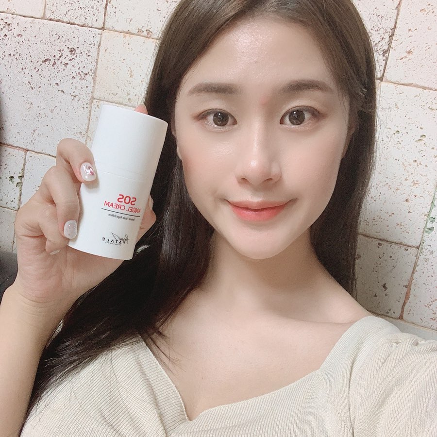 쏘0이🐷 on Instagram: “페이스와 바디 라인 보고싶을때 사용하는 크림! 소량으로 혈쪽으로 마사지 하면되서 쉽고 간편하게 관리 할 수있는 제품! (많이 바르면 조금 화한 느낌있어서 조금씩 사용하는걸 추천!) #SOS엔젤크림 #팜므스킨 #몸매보정크림 #얼굴윤곽크림 #부종제거크림…”