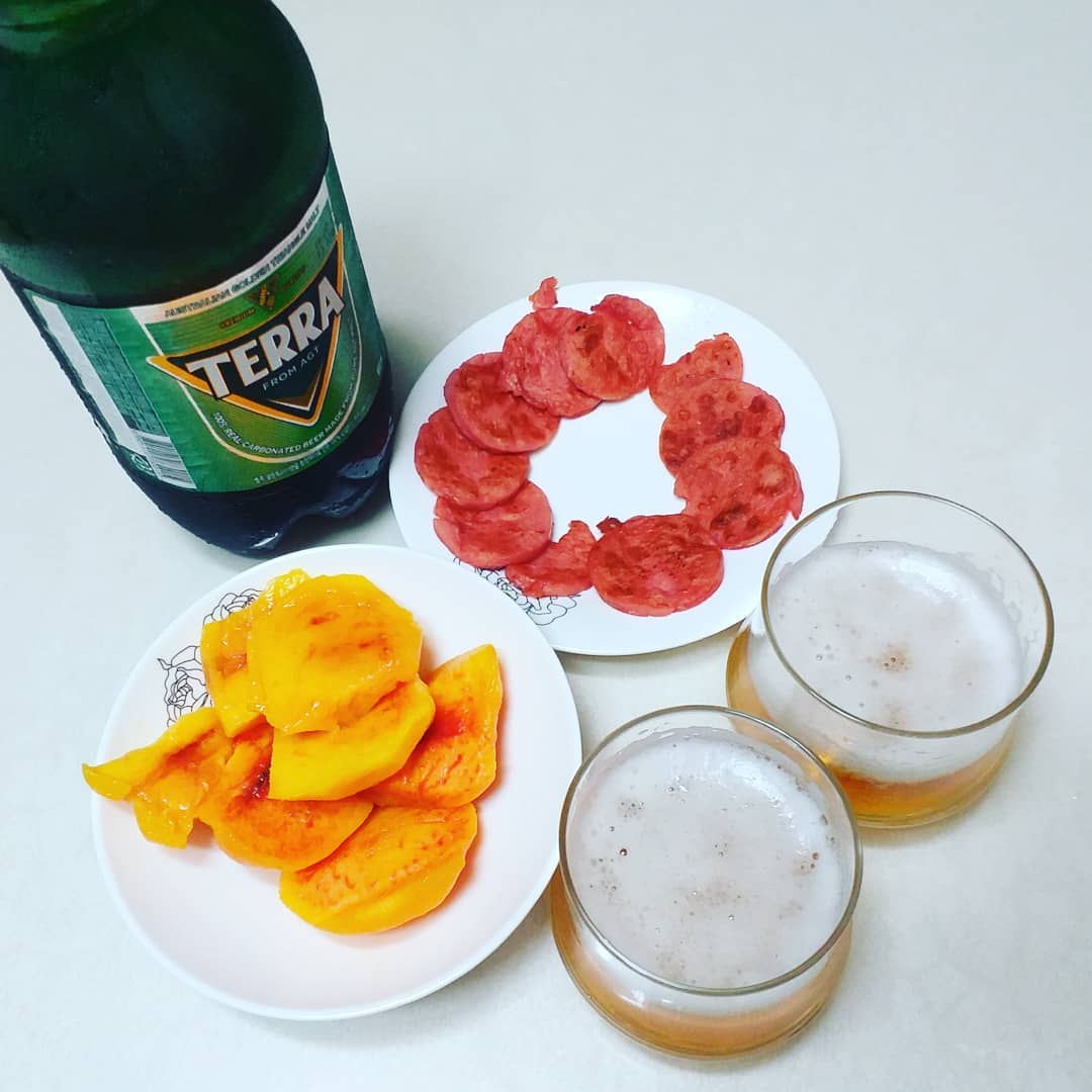 한잔하까,? #토요일밤 #terra #황도복숭아 #분홍소세지 #운동안하니 #휴가는언제쯤 #붸
