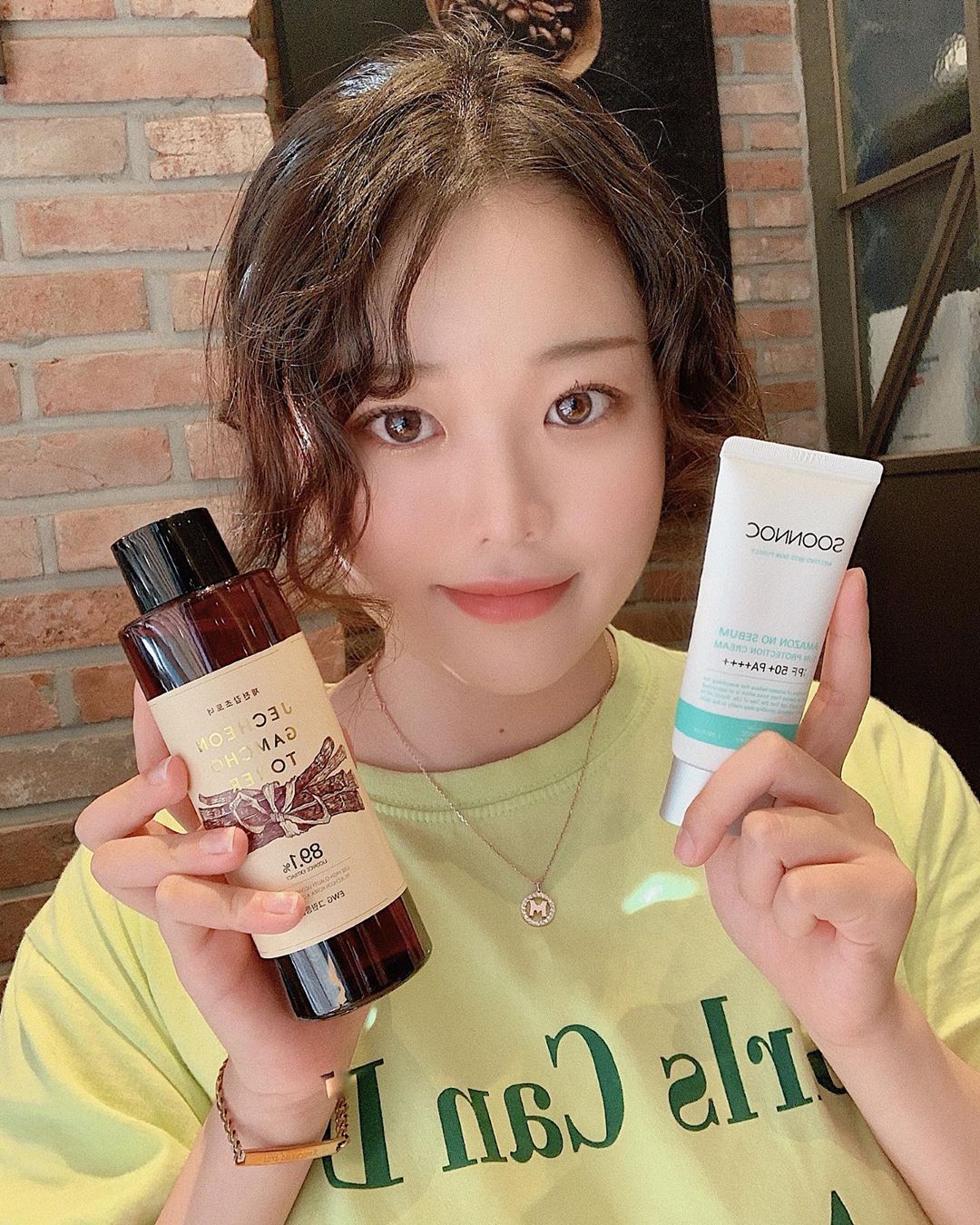 혜원 on Instagram: “어렸을때부터 끈적거리는게 싫어서 선크림 안발랐는데 이건 금방 흡수되서 부담없이 바르는중 😗..
.
.
.
#soonnoc #순녹 #노세범 #무기자차 #순한선크림 #뽀송뽀송 #아마존노세범선크림 #아마존선크림 #선크림”