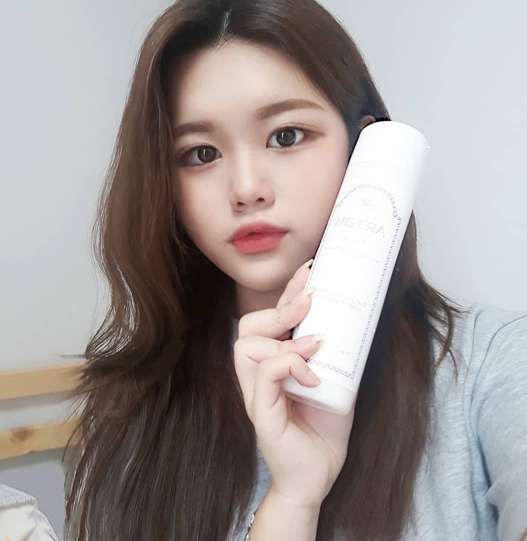 다영 on Instagram: “☆ 아르투아 비엔나 실크퍼퓸 트리트먼트 ☆ @1004lab_official  처음에 제품사용했을때 향이 생각보다 너무 좋아서 1차로 놀랐고, 머릿결이 미역같아져서 2차로 놀랐어요💓 패키지두 너무 예뻐서 자꾸 사용하고 싶게 되더라구요 :) 향이나…”
