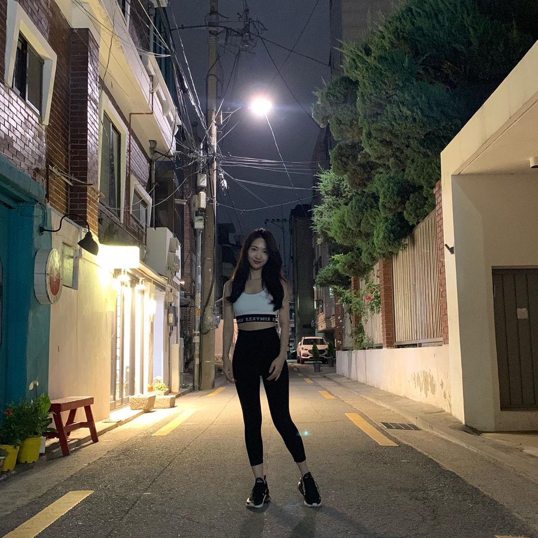 오늘은홈케어하란날이야🧖🏻‍♀️ on Instagram: “👉🏻리뷰넘겨보기 ➰다들 주말마무리 잘하구 계세용? 주말 끝시간에 이너웨어추천 리뷰를 들고와써용 증말 이번 주말도 집에서 홈바디일뻔하다가 잠깐이라두 나갔다와써용 오늘 날씨가 너ㅓㅓㅓ무 좋았던거 다들 즐기셨길 바래용😘  요새 레깅스도 많이들 입으시고,…”