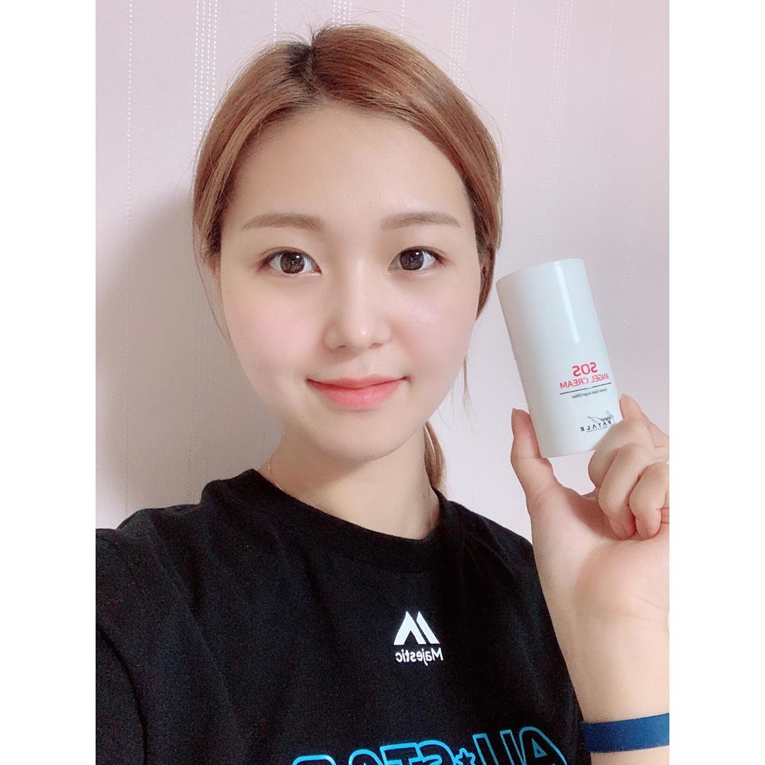 이도경 on Instagram: “천연 한방성분으로 만들어진 #sos엔젤크림 근육이완, 얼굴부종 ,림프순환 촉진 으로 얼굴이나 바디어디에도 다양하게 사용가능한 제품이에요 ~ 일주일 넘게 승모근과 턱선에 사용해봤는데 일반 마사지크림보다 훨씬 더좋은거같아요 !! 바른지 얼마…”