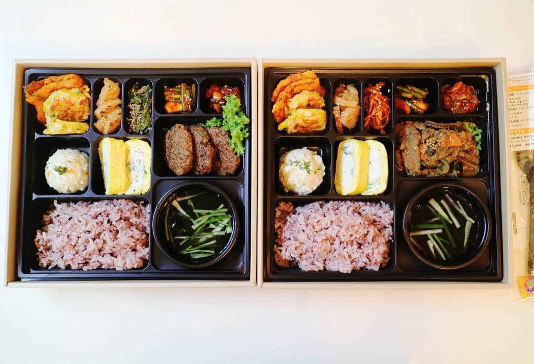 이제 방학이 며칠 남지 않았어요. 
긴 방학동안 애들 챙겨 먹인다고 고생한 내 자신에게 칭찬하며 오늘은 편한 하루를 보내겠다 다짐하고 #파파랑도시락 포장해왔답니다.

저번에도 맛있게 먹었는데 오늘도 역시 최고였어요. 밥하기 귀찮을 때 7가지 반찬과 국까지 함께 나와서 든든한 한끼 챙길 수 있어서 좋은 것 같아요. 
또한 나들이 갈 때 아주 좋답니다. 곧 엄마 이사라 정신 없는 하루 보내실텐데 같이 드시라고 챙겨드려야 겠어요.

이번에는 미역냉국을 담아 주셨는데 시원하게 호로록 마시니 더위가 싹 가시는 기분이 들더라고요. 
전은 진짜 사랑이고, 오늘은 소떡갈비로 주문해서 맛을 봤는데 육즙이 진짜 장난 아니더라고요. 늘 맛있게 먹는 파파랑도시락! 애정합니다. 🎀위치
 #남동인더스파크역 에서 가깝고 기업은행 근처라 찾기 쉽답니다. 또한 매장앞 주차가 가능해서 차를 가져 오셔도 좋아요. 🍇영업시간
평일 am 11 : 00 ~ 19 : 00
토요일 am 11 : 00 ~ 14 : 30 🍓연락처
032-811-9888 🍑메뉴 
#파파제육, #파파소불고기, #영양쌈밥, #소떡갈비, #수육정식, #LA갈비정식, #한우찹스테이크, #계절컵케이크가 있어요.

#인천도시락 #인천논현동도시락 #인천논현동맛집 #단체도시락 #수제도시락 #인천맛집 #남동공단맛집 #송도신도시맛집 #송도도시락