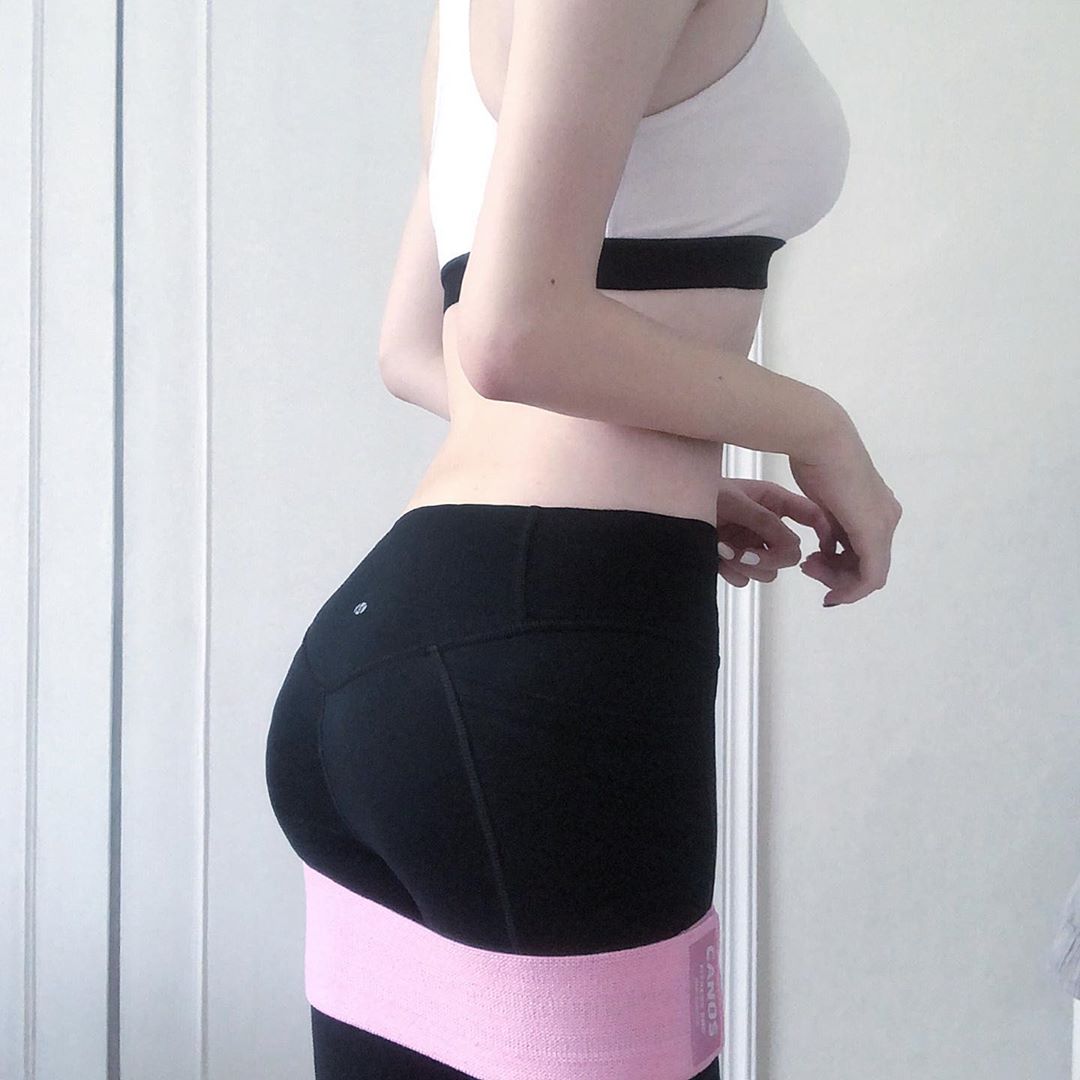 공쥬(Lv.22)🌷💄👠👑🌸💍🎀💎🌷 on Instagram: “빵댕이 활활 탄다 🔥 만든사람 상줘야해 너무 힘들어 #홈트연구소 최고
.
.
.
.
#힙업운동#힙업밴드#애플힙#스쿼트밴드#요가밴드#필라테스밴드#하체운동#홈트레이닝#홈트#리뷰쉐어#ad -제품 제공 받았습니다-”