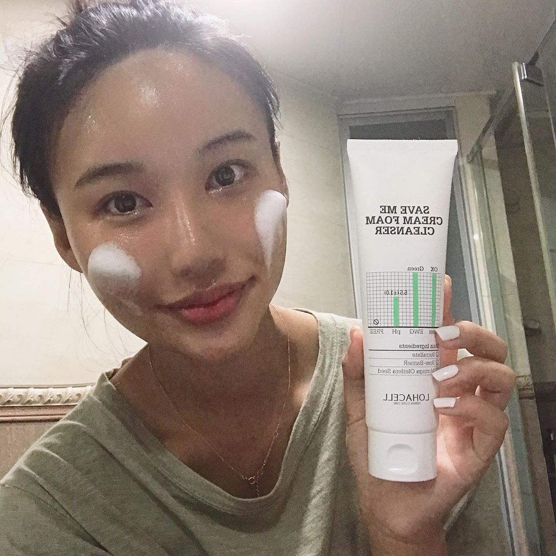 Hye Rin22 on Instagram: “사진찍는데도 사라지지않는 거품만봐도 알게쬬?? 쫀쫀한 생크림같은 폼..☁️ 미세먼지 세정력은 끝내주는데 피부수분는 지켜준다??에이 말도안되라고 생각했는데 세정력 최고 세안후 당김 전혀 없음!! #로하셀 #로하셀세이브미 #로하셀세이브미클렌저…”