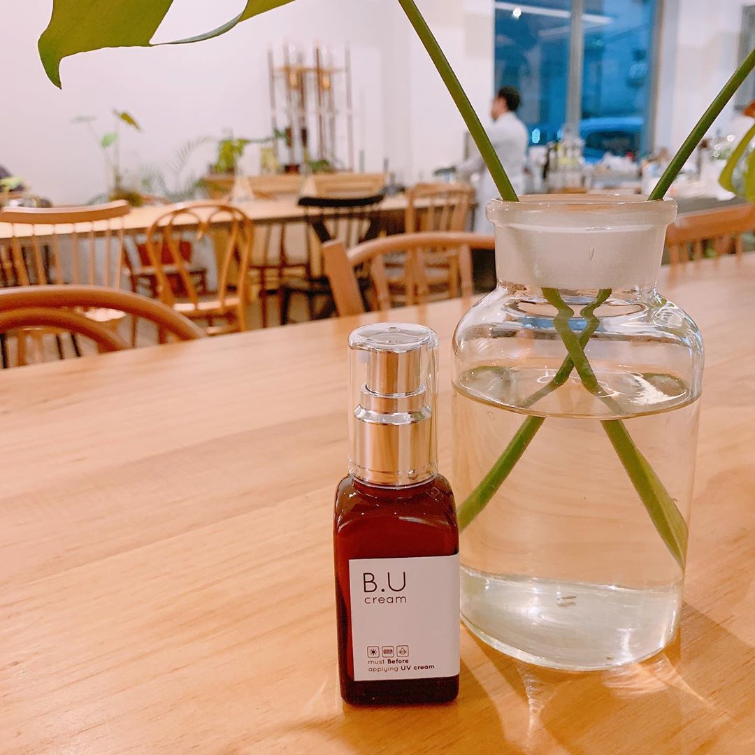 김지연 on Instagram: “필리핀 갔다오구 썬크림을 아무리 발라도 기미랑 주근깨생겨서 스트레뚜 받았는데,,😭좋은거찾움!! 기초화장 후 한번 휙 바르고나면 '발림성'이 좋아 피부 깊이와 표면에 영향을 끼치는 자외선 모두 꼼꼼하게 막아주고 썬쿠림이 밀리지도 않구,, 피부에 무해한…”
