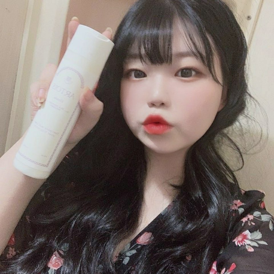 혜 지 on Instagram: “#아르투아 트린트먼트 향은 물론 머리결도 너무 좋아져요 진짜 .. 인형머리카락을 사람으로 재탄생 🥺♥️ 향좋은 트린트먼트는 성분 안좋을꺼라는 생각 했는데 저자극 테스트 완료했다네요 ,,👍 완전 파우더향 ㅠ 뽀송해져요 찐해서 굳 🤭  #천사연구소…”