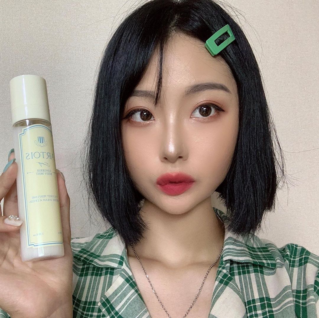 언필관리중👀 on Instagram: “아르투아 바디미스트후기💙 . 향은 총 3가지로 저는 그중에 song 제품을 사용했어요☺️ 샤워하고 나서 이제품 뿌려주면 은은한 비누향이 나와서 기분이 너무 좋아져요❤️ . . @1004lab_official  #천사연구소 #아르투아…”