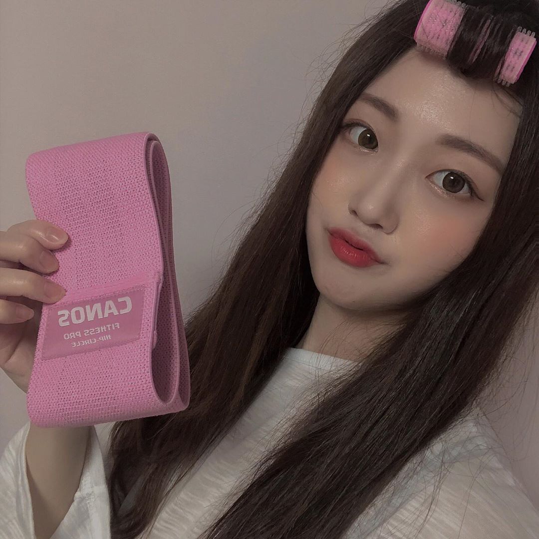 백윤주 on Instagram: “앞머리 다 풀리는 비 오는 날에도 집에서 운동하기‼️
맨날 날씨 핑계나 가기 귀찮아서 헬스장 안가는데 
집에서도 자세 잡고 운동할 수 있는 신기한 아이템이다👍🏻 홈트연구소 힙업밴드로 힙업해야지”