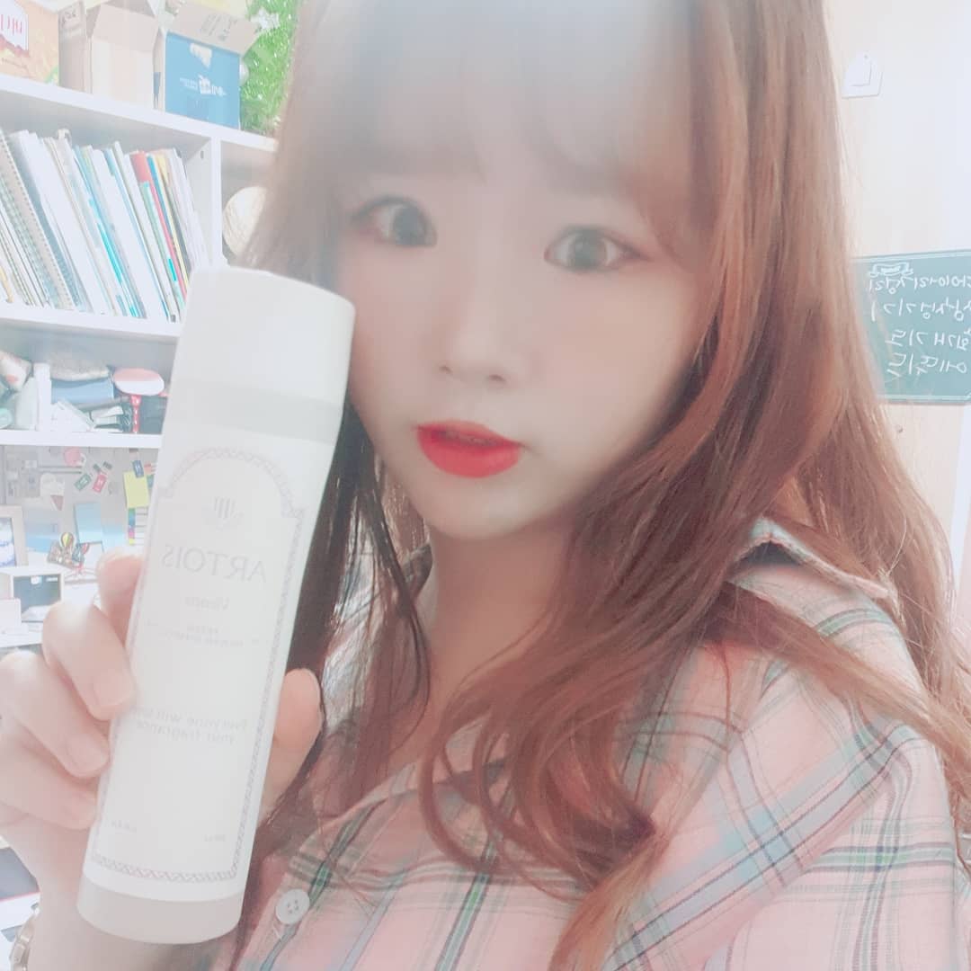 소영 on Instagram: “#첫줄안녕 며칠간 내가 직접 써보고 남기는 리얼리뷰🤘 진짜 거짓말 안하고 제 인생샴푸에요,, 뒷장 사진보면 아시겠지만 제 머리는 잦은 염색과 펌으로 머리에 수분이 다빠져서 개털(^^,,,)이 되버린 머리에요 그래서 헤어 에센스를 뿌리고 뿌려도 별짓을…”