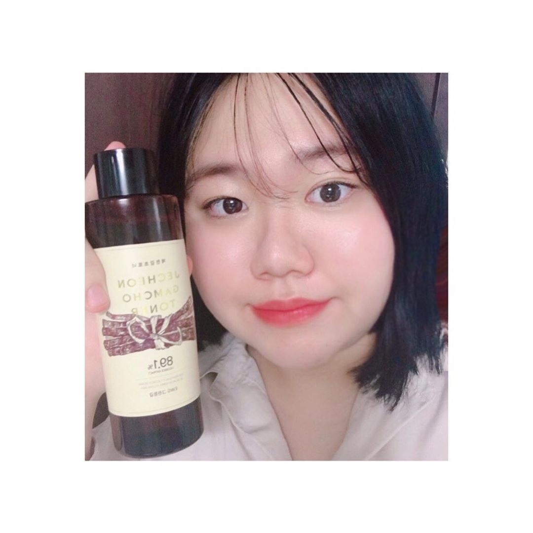 전소현 on Instagram: “✅ 제천감초89%토너 ✅ ⠀ ⠀ ⠀ - ⠀ 피부에 바를 때 촉촉하고 산뜻한 느낌이 정말 좋았습니다!👍🏻 토너를 꾸준히 바르다 보니 피부 진정은 물론 홍조가 사라져서 좋았습니다! 👏🏻 또한, 거의 무향에 가까워서 부담없이 사용할 수 있었습니다! ⠀ ⠀…”
