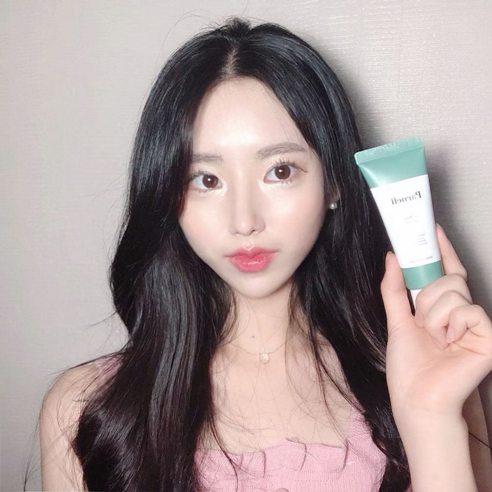 한슬비 on Instagram: “스트레스 받거나 환경 바뀌면 피부부터 뒤집히는데 꿀템 찾았당💕 가까이서 찍어도 트러블 안보이지렁 =추천 피부= ✔️부쩍 거칠어진 피부가 신경쓰이시는 분 ✔️ 피부 노출이 꺼려져 피부 화장 커버를 두껍게 하시는 분 ✔️ 화장이 피부결 때문에 늘 뜨시는…”