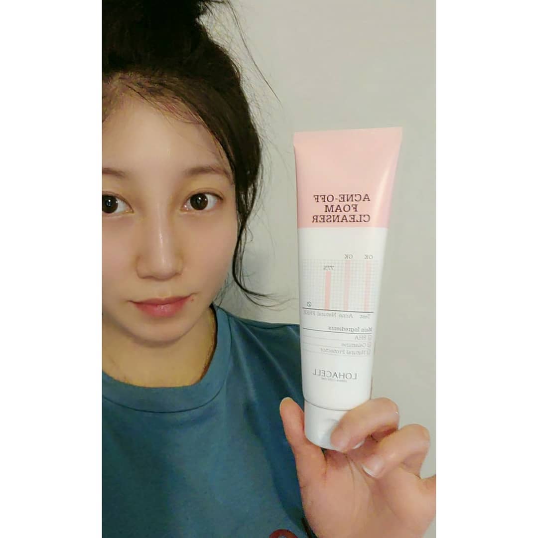 김가윤 💕 on Instagram: “#로하셀 아크네폼으로 자기전 깨끗하게 클렌징! - 묵은각질을 제거하고 피지 조절을 도울뿐아니라 폼의 주성분인 살리실산과 칼라민은 모공 속 블랙헤드까지 녹여주며 수렴,진정효과가 우수해요 - 이미 생긴 피부 고민까지 덜어내는 순하고 촉촉한 여드름 완화…”