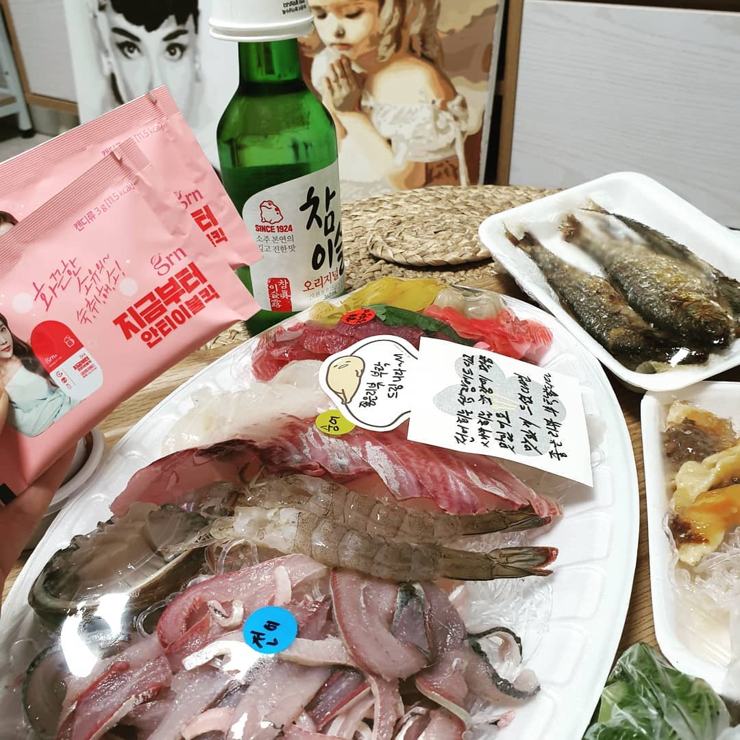 센스쩡 💋 on Instagram: “👍 알쓰들 모이세요 다이어트보조제로 유명한 #grn 에서 숙취해소제 나와버림 술먹기전후 걍 2알 씹어버리면 소주 3병 박살내고 담날 가뿐히 일어나기 가능 😉😆 #지금부터안티이불킥  #🐶되지맙시다 . . #술스타그램 #직장인 #숙취해소 #음주스타그램…”
