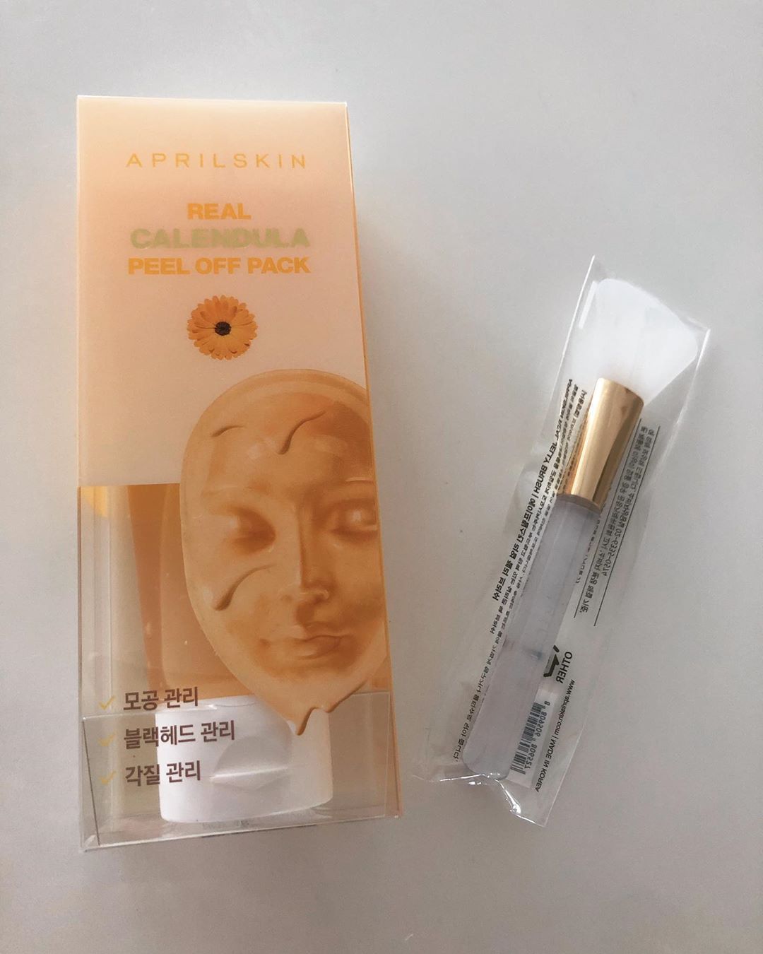 라엘하음맘ღ on Instagram: “순하지만 효과는 확실하게 자연안심 레시피 리얼 카렌둘라 필오브팩  요놈 요거 물건일세👏🏻_  분명 각질제거를 했는데 피부가 번쩍번쩍✨리얼광이 난다😊 ✅모공 사이사이에 밀착되는 저분자 필오브팩 ✅임상으로 입증된 피부개선효과 ✅카렌둘라 꽃잎과 추출물로…”