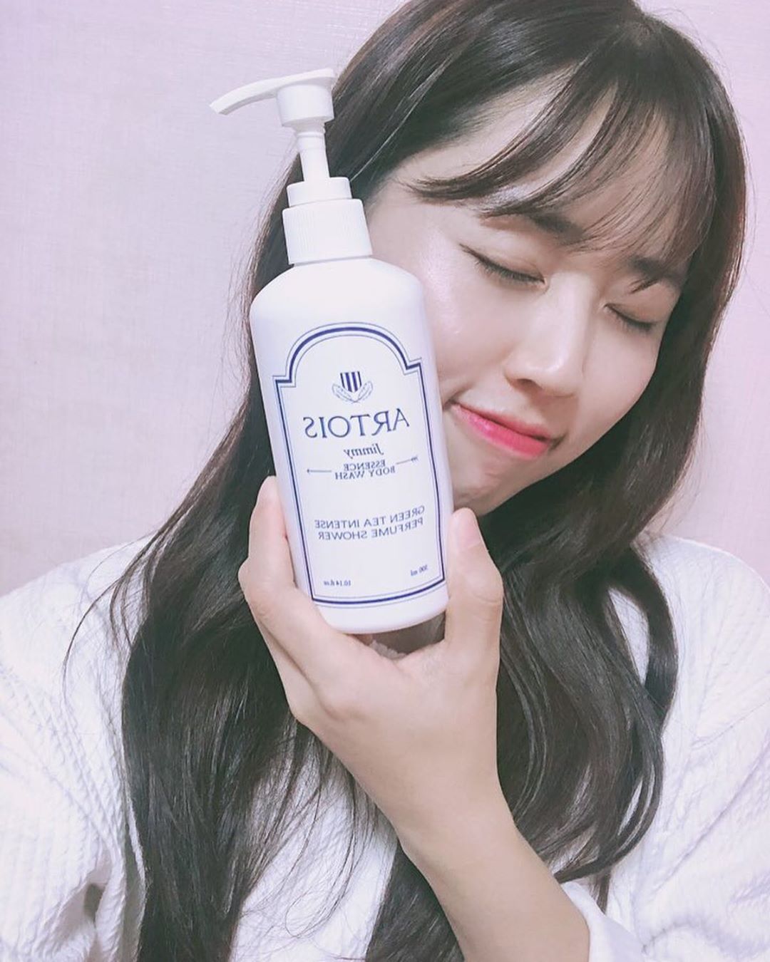 🌼MAON🌼 on Instagram: “#마온리뷰  내가 좋아하는 바닐라머스크향💕  인공적인 향으로 느껴지는 다른 바디워시  제품과는 차원이 다른 향을 지닌 제품!! 향만 좋은게 아니라 보습력까지 좋아서 두번 놀란 제품!!🤭 . . . . 바로 씻겨나가는 향이 아니라  몸에 스며드는 듯향…”