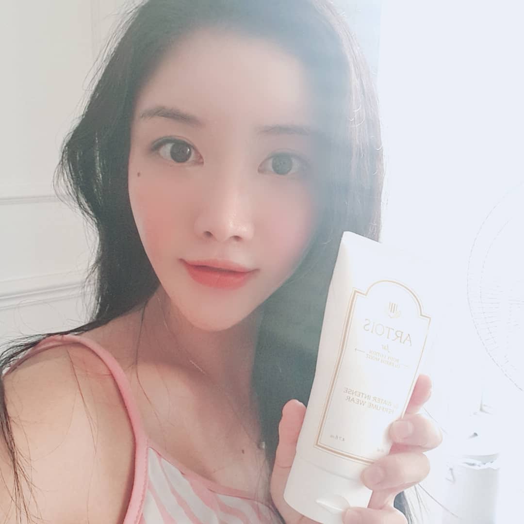 Sso🍑 on Instagram: “🧖‍♀️ 바르는 향수라는 말이 넘나 잘어울리는 바디향수😘 사랑스럽고 달달한 꽃향기가 매력적인 자르(far)향🌹 여성여성한 느낌의 향을 좋아하시는 분들이라면 특히나 만족할만한 바디로션이 아닐까 싶어요🙆‍♀️ . 향은 물론이고 보습감까지 훌륭한…”