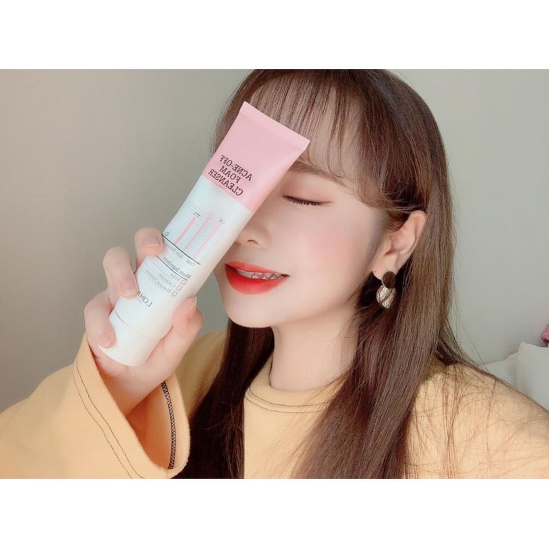 김연송이송이 on Instagram: “🎀로하셀_아크네오프_폼클렌저🎀 🔊9월21일에 제품이 도착하고 9일간 써본 뒤 올리는 솔직 리뷰✔️ - - ⭕️우선 제형은 조금 낯선 클레이 타입이었다! 일반 폼클렌저의 거품이 우와앙앙악 나는 제형이 아니라서 처음엔 엥 이게뭐야? 할 수 있다🧐 하지만…”