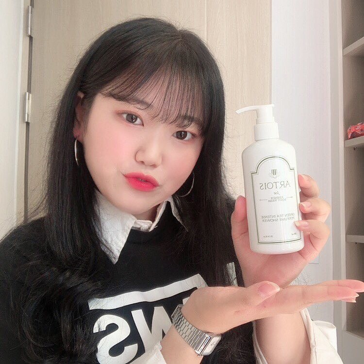 조우솔 on Instagram: “[BJ 킹기훈이 적극 추천한 아르투아 바디워시] 👼🏻과하지 않은 은은한 향 👼🏻산소수 30% 함유 👼🏻5가지 식물성 성분 👼🏻17중 보습 레이어  전문 조향사의 블렌딩을 거쳐서  지속력 높은 고급스러운 향기에  성분은 순한  #아르투아_바디워시 🌿…”