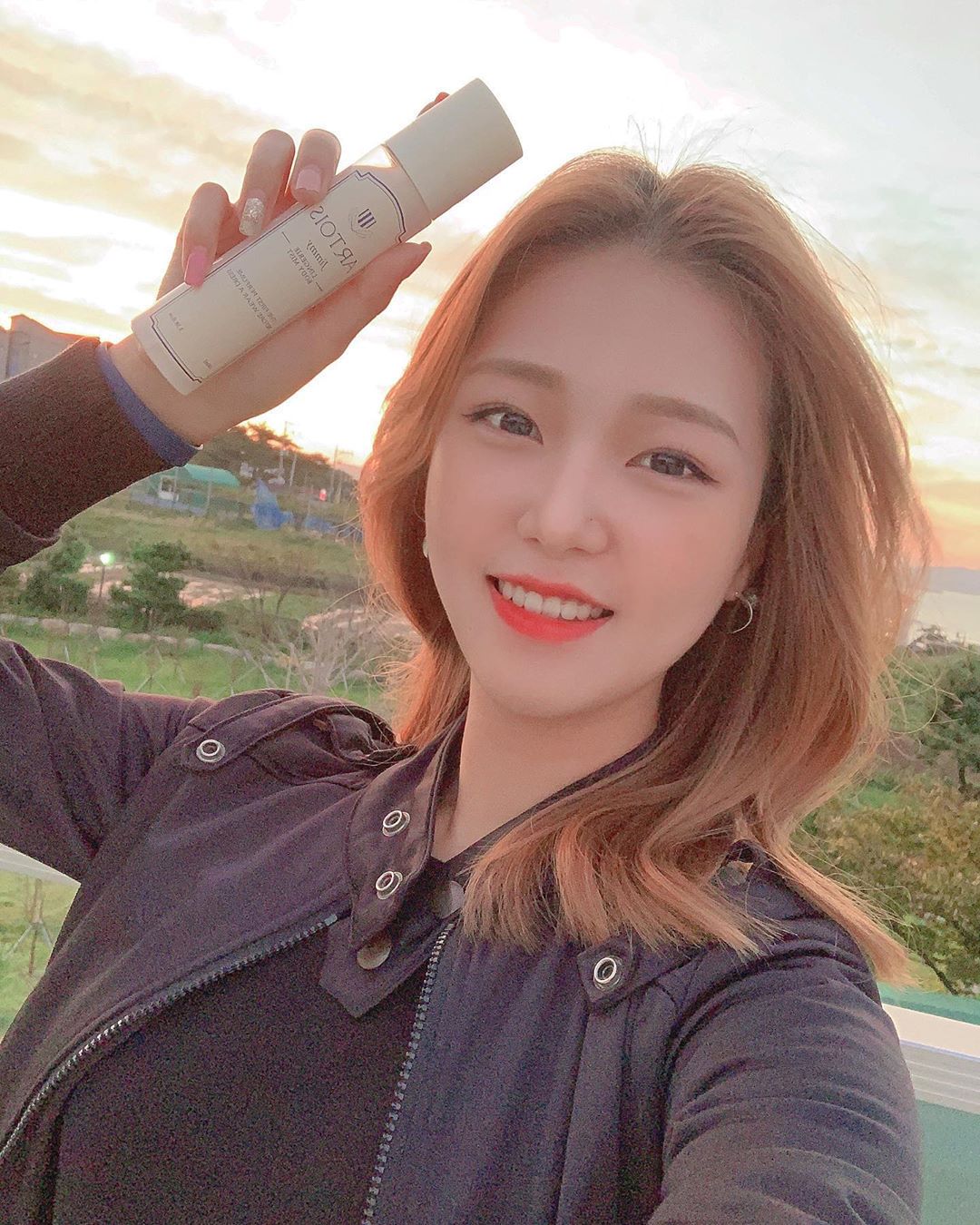 이도경 on Instagram: “은은한 향이 지속되는 바디미스트
식물성 성분이라 맨살에도 안심하고 뿌릴수있고 진짜 지속력이 대박 !!! 요새는 입는 향수가 유행이래 💙”