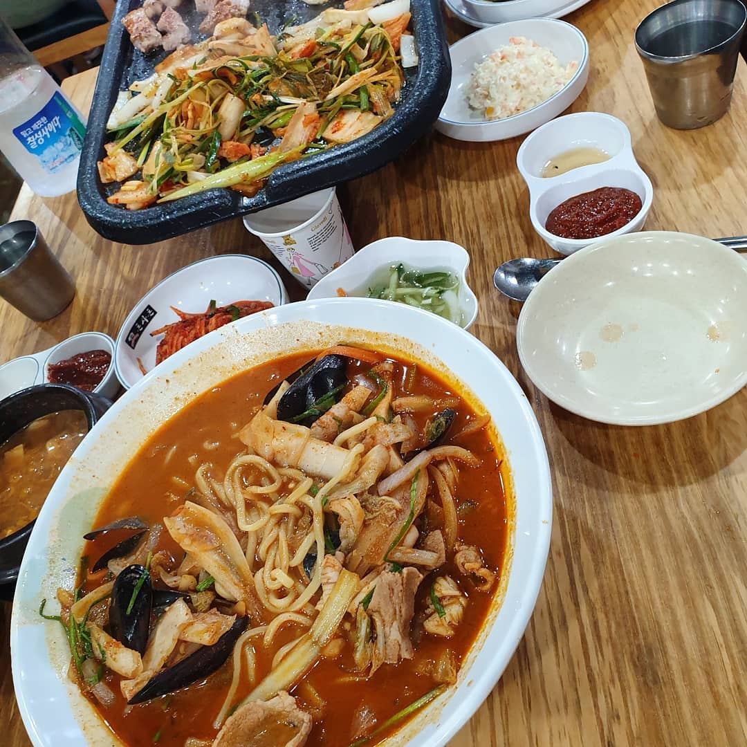 #전북 #전주 #맛집 #중화산동 #골때리네 #짬뽕국수 #파채삼겹살 #식사중 #전주맛집 #오늘은너다!! 오늘은 중화산동 맛집 골때리네^^
저번에 왔을때 너무 맛있어서 재방문
여긴꼭!! 두세번은와야 한번먹을수있다ㅡㅅㅡ  언제 문닫는지 알수가읎어ㅡㅅㅡ;;:
오늘도 촵촵!!