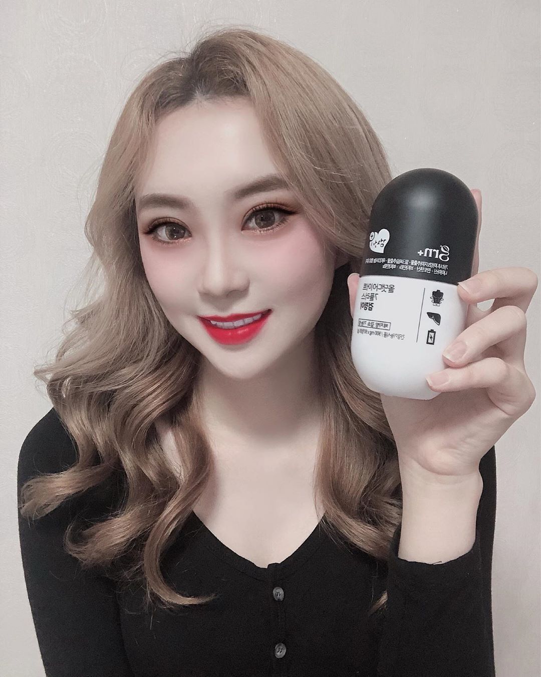 🦄츄아링🌼 on Instagram: “검정이 입고 검정이랑 찰칵 📸 ⠀ 초록이 분홍이 하늘이도 좋지만 얘는 아예 남성용으로 나온 검정이 ! 🖤 ⠀ 요즘 다이어트한다고 헬스 등록한 친구들이 많은데 남편, 남자친구, 남사친 등 가까운 남자 지인에게  가볍게 선물하면 현재 상황에 맞는 필요한…”