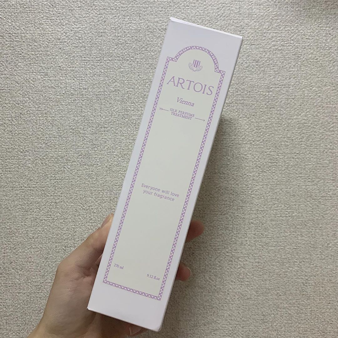 공시리 on Instagram: “아르투아 비엔나 실크 퍼퓸 트리트먼트 👍🏻 파우더앤 솝향으로 깊고 성숙한 파우더향 ! 머리감을때 샴푸도 하고 트리트먼트하기 매우 귀찮은 사람들에게 추천 🙌🏻 에센스처럼 소량만 바르면 영양관리도 되고 지속적인 향도 남 ㅎㅅㅎ 잦은 펌이나 염색이나…”
