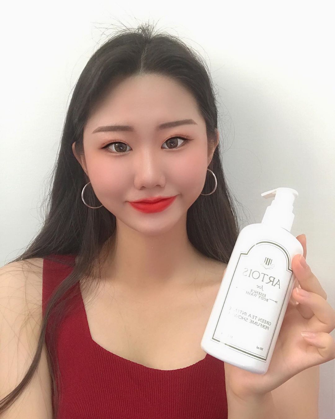 김혜현 (金惠賢) on Instagram: “아르투아 바디워시 😊 
향이 달달하면서 꽃향이 난다 ㅎㅎ 
사용 후에도 건조함 없이 보송하고 너무 잘 쓸거 같다 💝
.
.

#천사연구소 #아르투아 #아르투아바디워시 #바디워시추천 #샤워향수 #향수바디워시 #송강바디워시 #artois #리뷰쉐어 #ad”