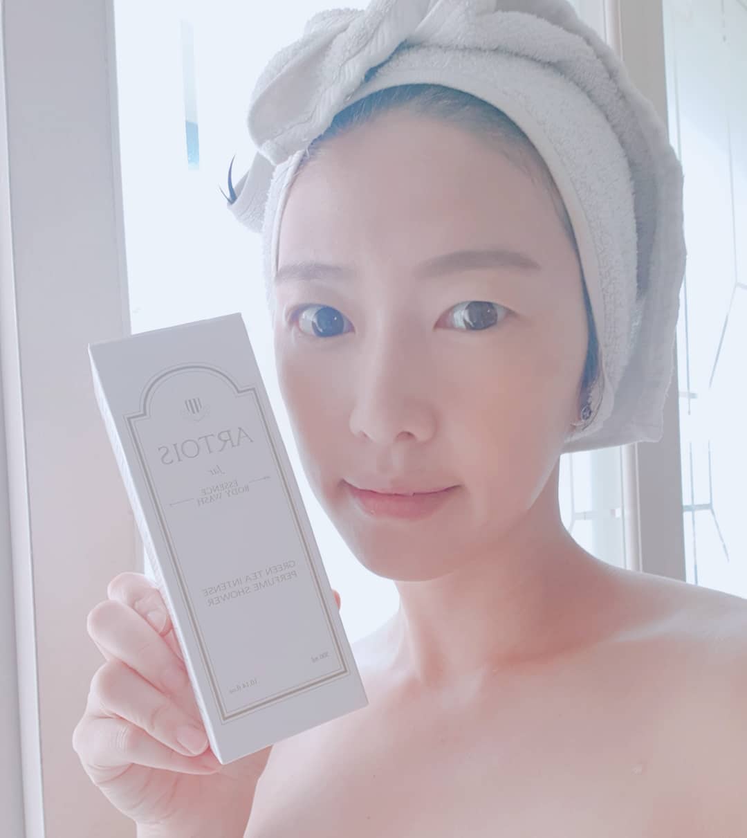 예써♥ on Instagram: “요즘 샤워할때 꼭!!쓰는 제 바디향수예요 #아르투아바디워시  #아르투아자르에센스바디워시  착하고 순한성분으로 이루어져있어서 아이들이랑 함께사용해요  적은양으로도 거품이 많이생겨요 은은향 꽃향기가 샤워후에도 몸에 남아서 바디미스트나 향수는 쓸…”