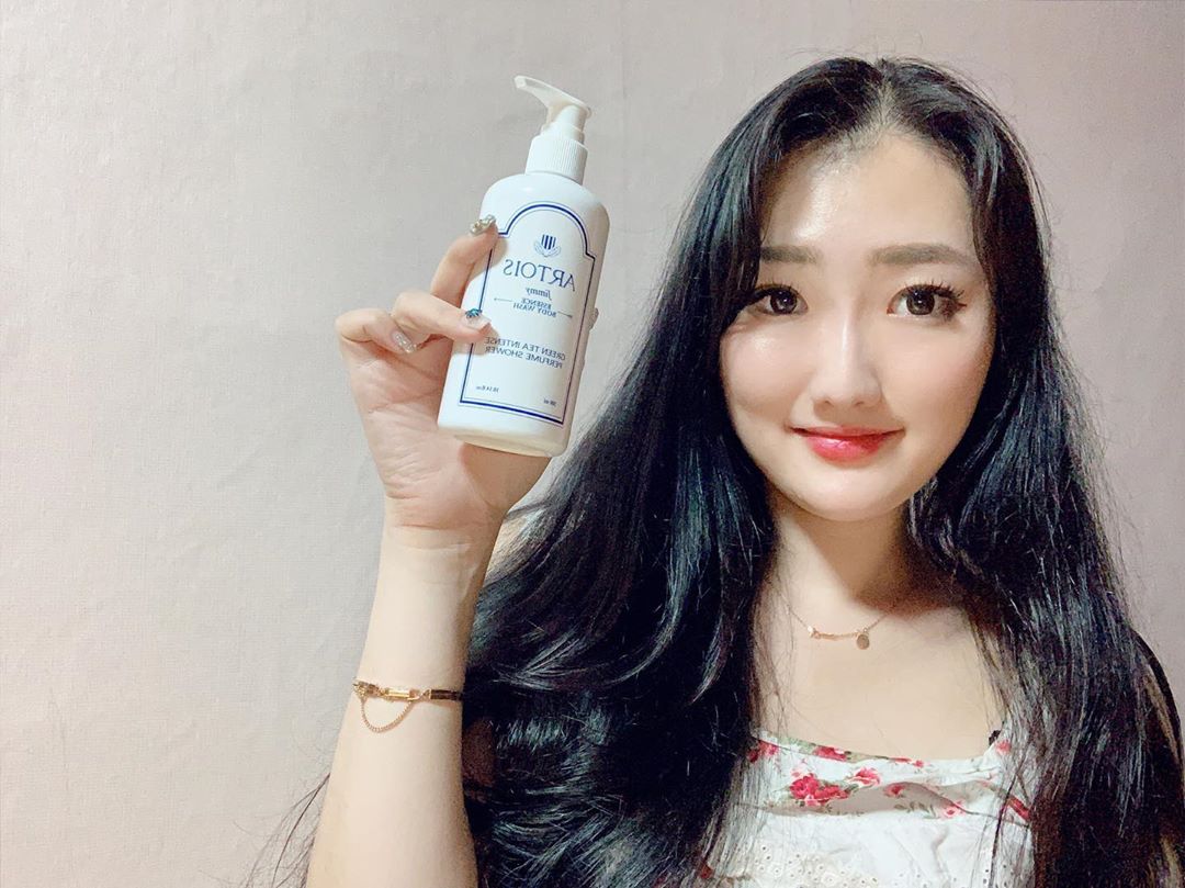 ღღ on Instagram: “민감한 피부가 사용하기도 딱 좋은! 
식물성 계면활성제🍃 약산성 바디워시🥰

샤워할때마다 기분이 좋고 풍성하고 달콤한 바닐라향 💕”