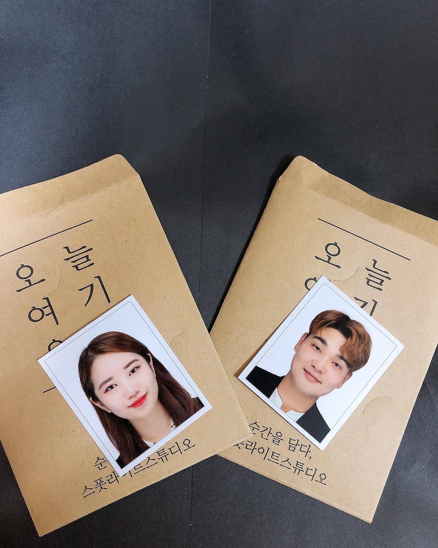 여권사진 원래 이렇게 못생기는거 맞죠,,,?😭 렌즈빼라그래서 당황하고 얼굴 자꾸 내려서 투턱 만들구,,,너무해😭
.
.
.
.
#좋아요 #여권사진 #여권 #여행 #예비부부 #결혼준비 #예신 #좋아요반사 #소통 #소통환영 #일상 #일상소통 #월요일 #월요병 #헬요일 #맞팔 #맞팔환영 #선팔 #데일리 #사진 #증명사진