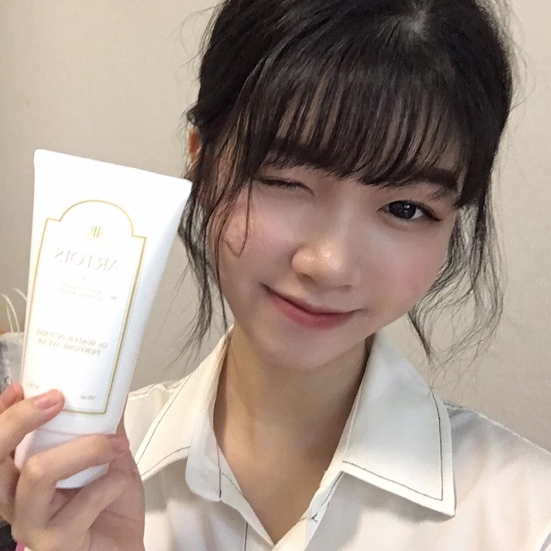 ✨아현입니다✨ on Instagram: “✨아르투아 자르 바디로션✨  아르투아 바디미스트에 이어 같은 “자르”향의 바디로션도 사용중이예요!  아르투아 만의 큰 장점인 은은한 향도 너무 좋고 몸에 직접 닿는 제품인 만큼 성분도 좋아서 안심하고 사용할 수 있어요😚 또한 흡수가 빨라 끈적임도…”