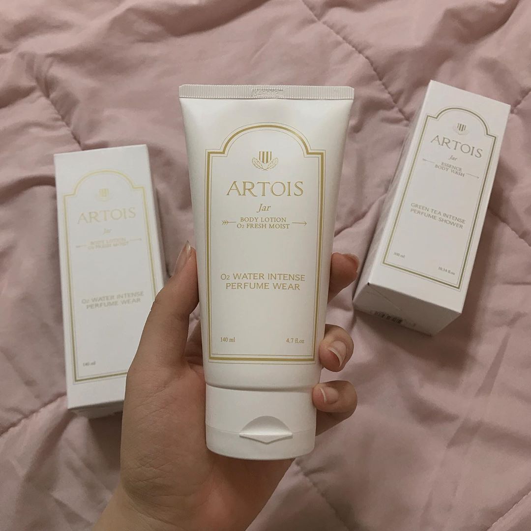 김민서 on Instagram: “바르는 향수로 유명한 아르투아 바디로션 ! 정말 향수 뿌린것처럼 바디로션만 발라도 향기가 오래가고 부담스럽지 않은 향이라 정말 강추👍 끈적이지 않고 바르자마자 흡수되서 외출 전에 바르고 나가욤 저는 바디워시랑 세트로 자르 향 사용중😊 #아르투아…”