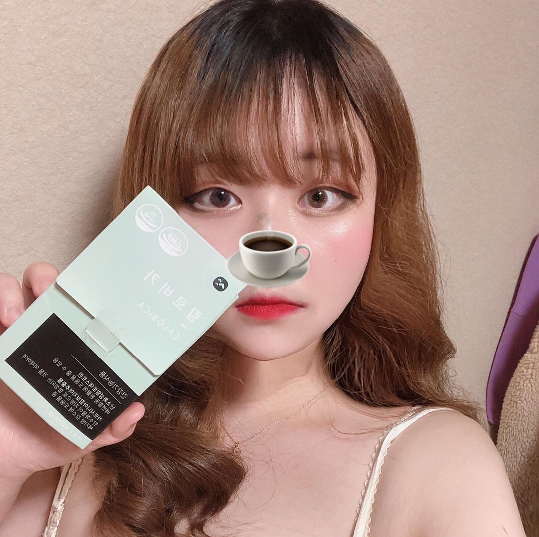 정수진 on Instagram: “☕️다이어트 커피 칼로비카☕️ 하루 두잔으로 체지방감소와 배변 활동에 도움을 주는 다이어트 커피이~ 칼로비카의 스테비아 성분은 설탕의 200배의 단맛을 내어 가르시니아의 떫은맛을 가려주고 달콤한 커피 맛을 내 넘넘 맛있답니당 파우치 형이라 들고…”