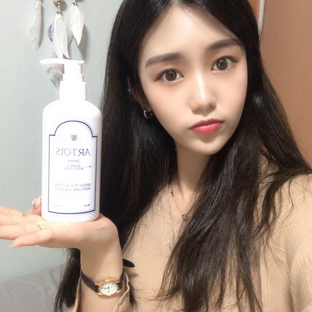 인앙💜 on Instagram: “아르투아 바디워시🧖🏻‍♀️ 내 몸에 바르는 향수 씻고나서 냄새좋으면 기분좋은건 어떤사람이든 다 좋아하지않을까...? 씻을때도 씻고니서도 바닐라향에 치인다... 사용하고 나서도 기분이 너무 좋아지는 착한 식물성분의 바디워시💖 #천사연구소 #아르투아…”