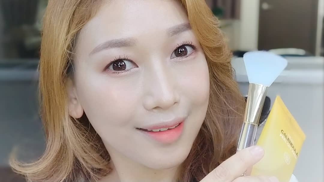 에스티청담 on Instagram: “이렇게 화장 잘먹는 비법!😎 피부가 푸석하고 갑자기 화장까지 잘 뜬다면~ 문제는 피부 노폐물🙉 1주일에 한두번씩 각질관리 꼭해주세요👁👁 윤광나는 피부관리가 궁금하시다면 유튜브👉👉👉 #st청담언니 #에이프릴스킨 #aprilskin #리얼카렌둘라필오프팩…”